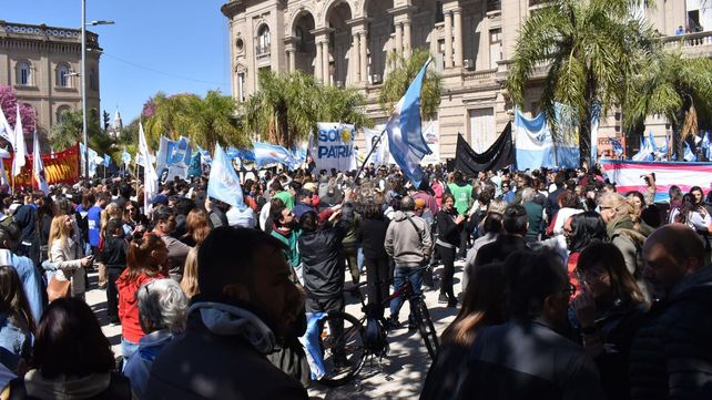 Manifestantes frente en plaza 25 de mayo