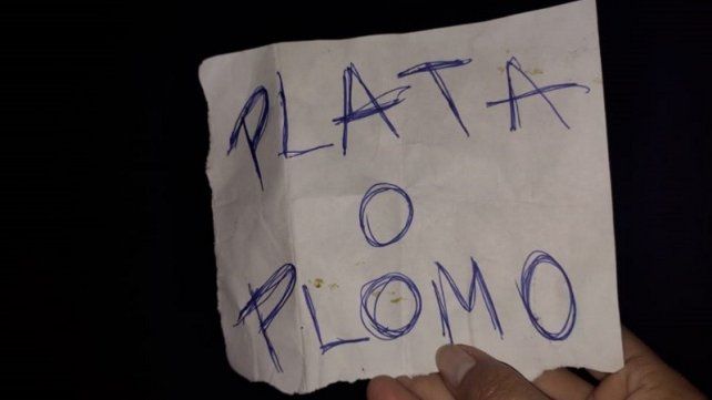 Una nota dejada hace pocos días en una casa baleada en Cochabamba al 5600 parece llevar la firma de Lucho.
