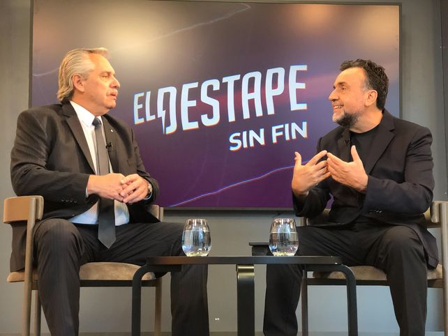 El presidente Alberto Fernández con el periodista Roberto Navarro.