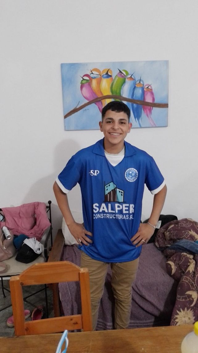 Tras el partido contra San Lorenzo, directivo del club Engranaje le regalaron la camiseta.