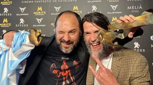 El director Demián Rugna y el actor Ezequiel Rodríguez celebran el triunfo de Cuando acecha la maldad en Sitges.