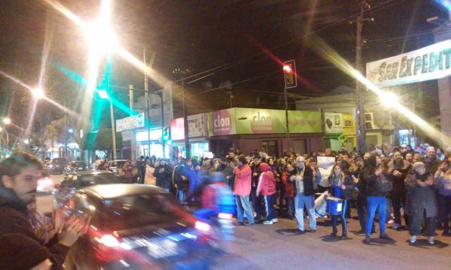 El ruidazo se hizo sentir en Rosario, con una marcha en pleno centro contra los tarifazos