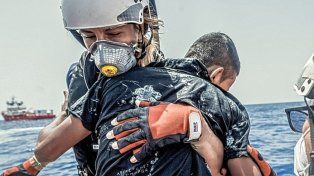 Al menos siete migrantes murieron y otros 280 fueron rescatados tras el hundimiento de una embarcación frente a las costas de la isla de Lampedusa, en Italia