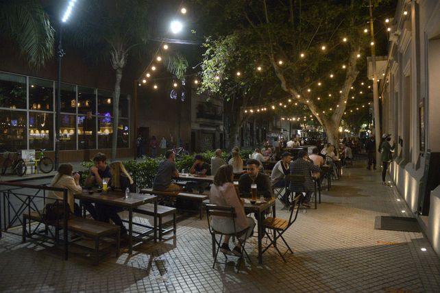 Los bares y restaurantes sufren los embates de la inflación y hoy salir a come afuera cuesta un promedio de entre 8 y 9 mil pesos por personas.&nbsp;