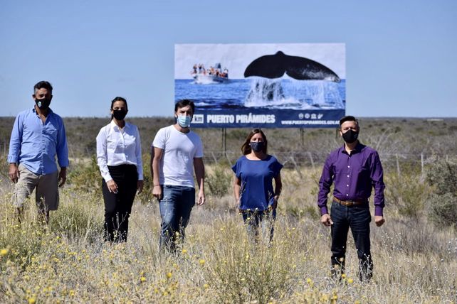 El intendente de Puerto Pirámides inauguró un cartel y le llovieron críticas