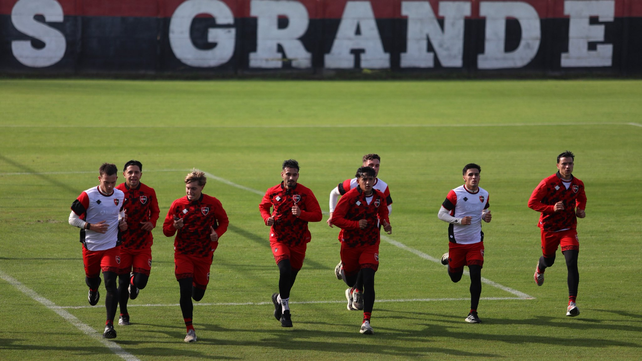 Los futbolistas de Newells completan tareas de gran exigencia física.