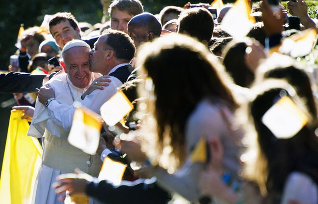 Miles de personas salieron a la calle a recibir al Papa Francisco. (Foto:AP)