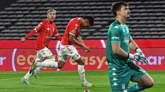 Lucas Carrizo festeja el primero de los cinco goles que Huracán anotó en el estadio Mario Alberto Kempes de Córdoba.