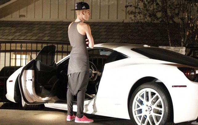Justin conducía su Ferrari blanca sin licencia y se había saltado una señal de Pare