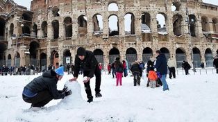 La nieve vistió de blanco al Coliseo romano