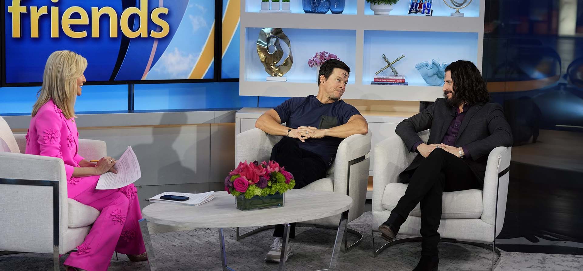 La presentadora Ainsley Earhardt, izquierda, Mark Wahlberg y Jonathan Roumie aparecen en "Fox & Friends" el miércoles 14 de febrero de 2024 en Nueva York. (Foto de Charles Sykes/Invision/AP) La presentadora Ainsley Earhardt, izquierda, Mark Wahlberg y Jonathan Roumie aparecen en "Fox & Friends" el miércoles 14 de febrero de 2024 en Nueva York. (Foto de Charles Sykes/Invision/AP)