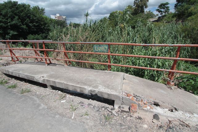 La vieja pasarela sobre el arroyo La Santiagueña. Foto&nbsp;UNO&nbsp;Juan Ignacio Pereira.&nbsp;