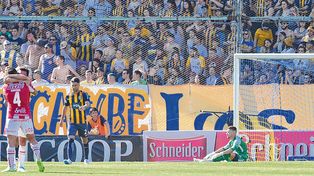 Cachetazo. El equipo canalla recibió el golpe más duro del semestre ante Unión. El tatengue lo goleó 4 a 0.