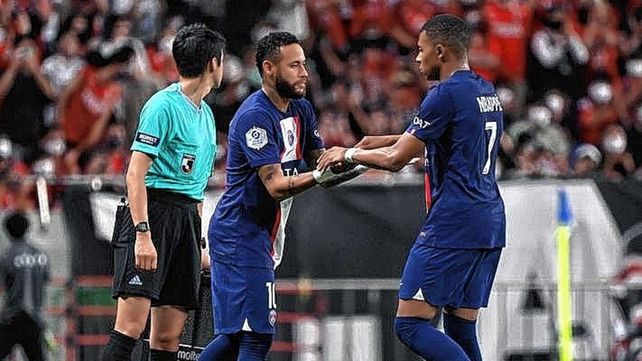 Neymar y Mbappé nuevamente en el centro de una polémica que envuelve a PSG.