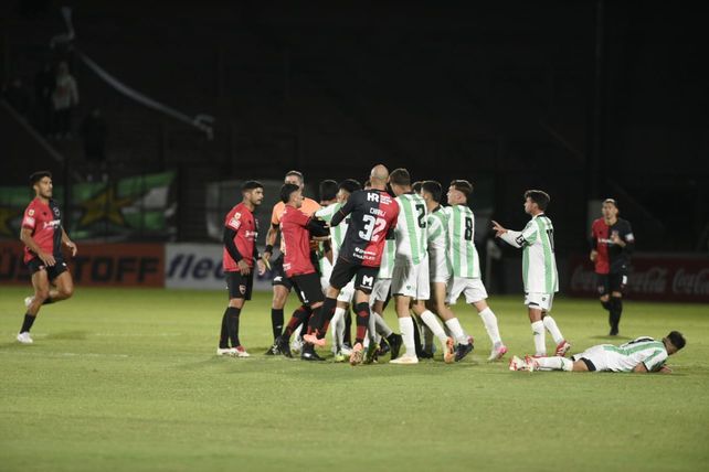 Duelo de guapos por una falta de Méndez que exageró el 9 de Kimberley. Símbolo de un feo primer tiempo de Newells ante Kimberley.