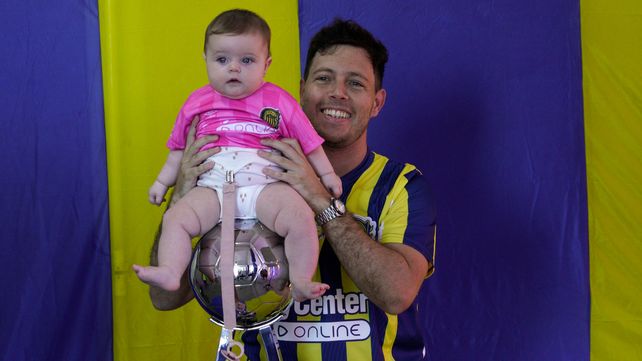El papá posa orgulloso junto a su beba