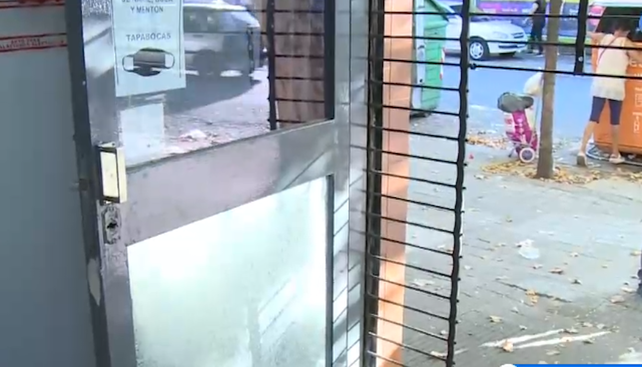 La puerta del local donde se produjeron dos robos en 20 días.