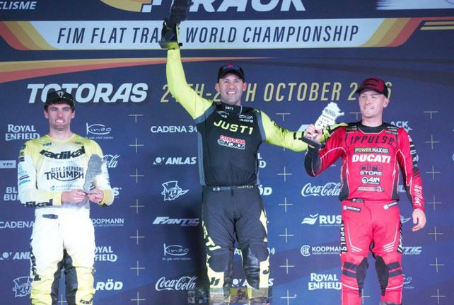 Matías Lorenzato festeja en el podio.
