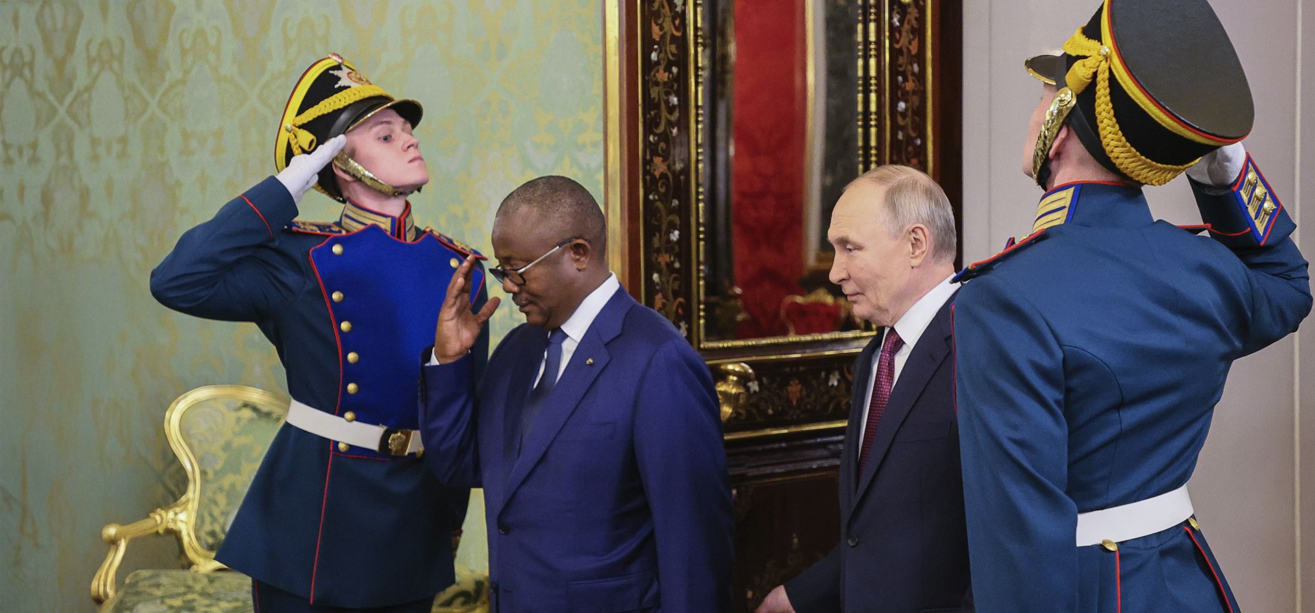 El presidente de Guinea-Bissau, Umaro Sissoco Embalo, y el presidente ruso, Vladimir Putin, ingresan a un salón durante su reunión en el Kremlin en Moscú, Rusia, el miércoles 26 de febrero de 2025. (Yury Kochetkov/Pool Photo via AP)