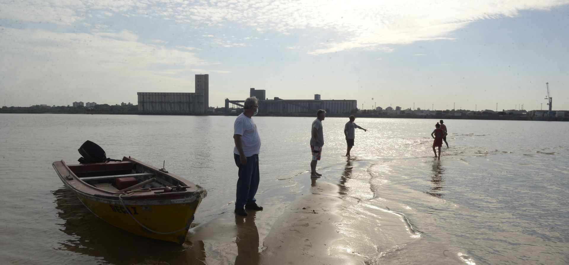 La bajante del río, que ya llegó a 49 centímetros por debajo del nivel cero, muestra un espectáculo extraño frente a la zona sur de Rosario. Desde la costa, nada parece ser distinto, pero lo que se ve como río puro, son por momentos prácticamente charcos, para que la gente pueda caminar casi por el medio del Paraná.