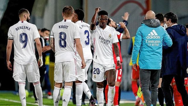 Real Madrid apenas igualó con Sevilla y todo quedó a merced de Atlético de Madrid en España. Real Madrid apenas igualó con Sevilla y todo quedó a merced de Atlético de Madrid en España.
