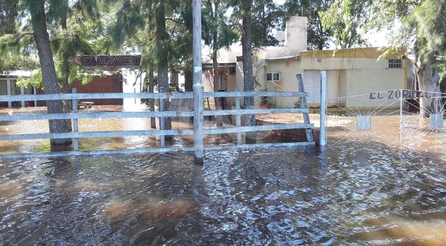 Desbordó el balneario de Laguna Paiva y hay 80 casas inundadas