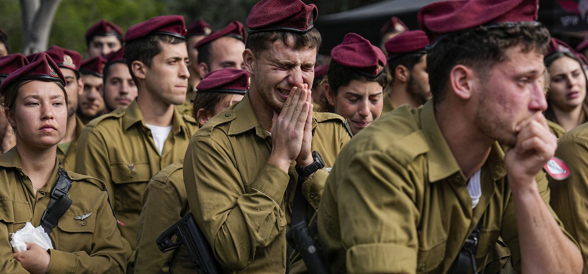 Soldados israelíes de luto durante el funeral del sargento mayor David Sasson, en Netanya, Israel, el jueves 7 de marzo de 2024. Sasson, de 21 años, murió durante la operación terrestre de Israel en la Franja de Gaza, donde el ejército israelí ha estado luchando. (Foto AP/Ariel Schalit)