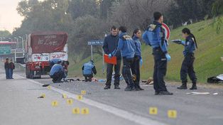 Al ver morir a su novia arrollada por un auto, se tiró bajo un camión