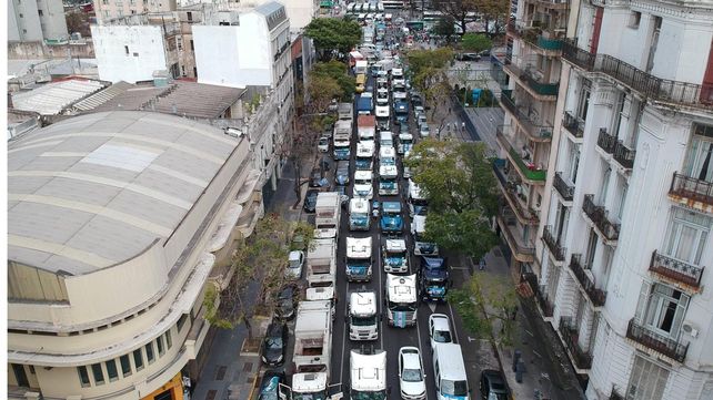 Una caravana de camiones