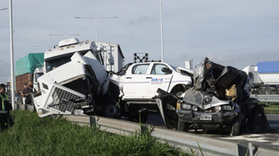 Choque múltiple en la autopista a Santa Fe, altura San Lorenzo. Sucedió a las 8.15. Un automovilista tuvo que ser rescatado por los bomberos