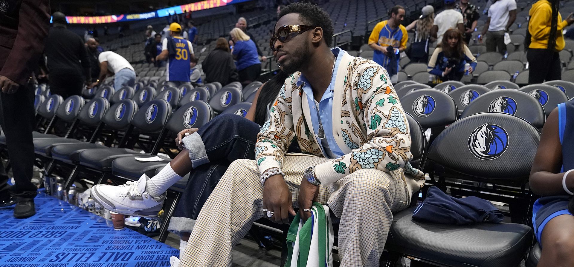 El cantante Dadju presenció el Juego 3 entre los Dallas Mavericks y los Golden State Warriors en las finales de la Conferencia Oeste de los playoffs de baloncesto de la NBA, el domingo 22 de mayo de 2022, en Dallas.