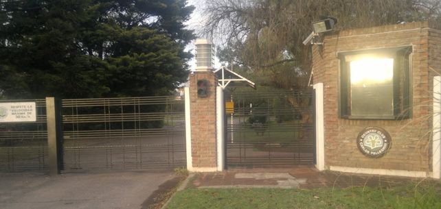Escenario. El ingreso al Carlos Pellegrini por donde entraron los ladrones.