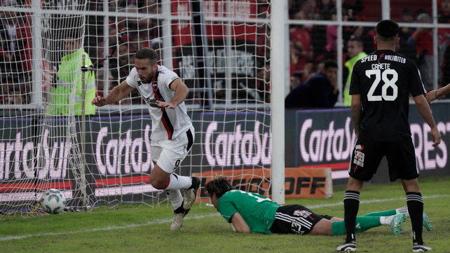 La pelota ya está adentro del arco y Guillermo May inicia el festejo del gol que le dio la victoria a Newells.