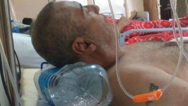 No tenían almohadas y le pusieron un bidón a un enfermo