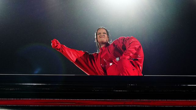 Rihanna: impactante show y confirmación de embarazo durante el Super Bowl