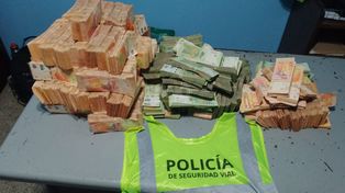 Una verdadera montaña de billetes llevaba el hombre en su auto