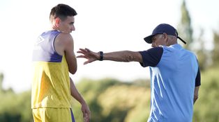 Mauricio Martínez recibe&nbsp; las instrucciones de Russo en medio del entrenamiento. Caramelo llegó hace poco.
