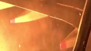 Un pasajero filmó el momento en que se prende fuego la turbina del avión de Aerolíneas