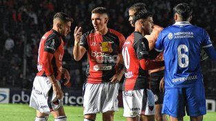 Colón se la bancó con 10 ante Godoy Cruz, sigue invicto en casa y ahora es escolta