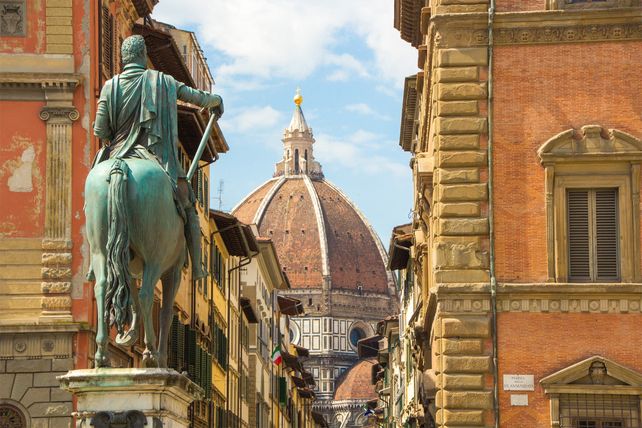 Catedral de Santa Maria del Fiore y monumento de Cósimo de Médici desde la plaza de la Santissima Annunziata de Florencia.