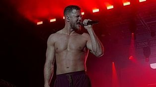 Dan Reynolds, cantante de Imagine Dragons, sedujo al público argentino al cantar el hit del Mundial Qatar 2022 Muchachos.&nbsp;