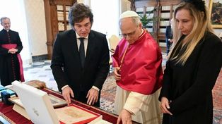 El Papa León XIV le comunicó al presidente Javier Milei que planea viajar al país. El Vaticano destacó el diálogo sobre pobreza y cohesión social.&nbsp;