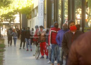Largas colas para cobrar el Ingreso Familiar de Emergencia