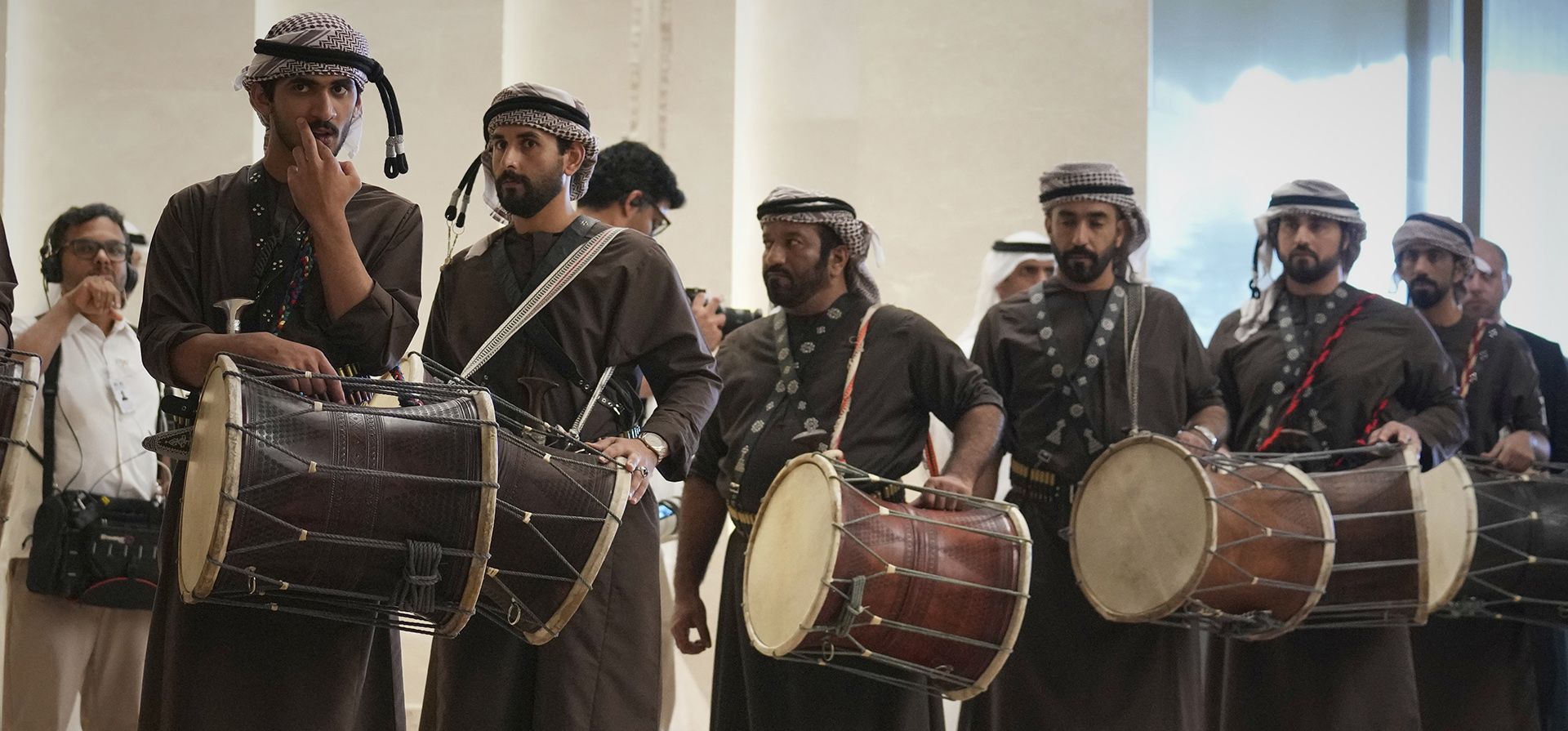 Un grupo de percusionistas emiratíes espera la llegada del presidente Donald Trump al Aeropuerto Internacional de Abu Dabi el jueves 15 de mayo de 2025. (Foto AP/Altaf Qadri) Un grupo de percusionistas emiratíes espera la llegada del presidente Donald Trump al Aeropuerto Internacional de Abu Dabi el jueves 15 de mayo de 2025. (Foto AP/Altaf Qadri)