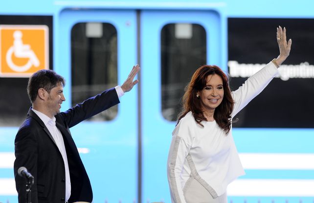 Cristina Fernández y su ministro de Economía Axel Kicilloff al inaugurar la electrificación del tren Roca entre Constitución y Quilmes. (Foto: DYN)