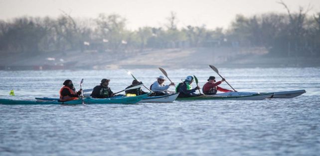 Travesía en kayak por la ley de humedales: las postales del primer día