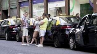 Los titulares de taxis denunciaron que en los últimos tres meses, ya se perdió un 30% más de choferes.