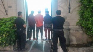 El trio de delincuentes que fue atrapado por el robo de la vivienda en barrio Ciudadela.&nbsp; 