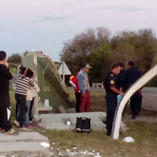 Cuatro personas esperaban el colectivo cuando un camión destrozó la garita