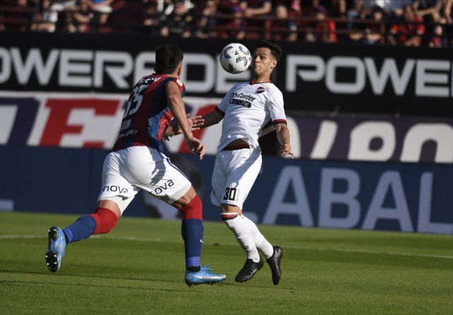La tiene atada. Cristian Ferreira controla la pelota ante la marca de Gonzalo Luján. El armador estuvo inspirado.